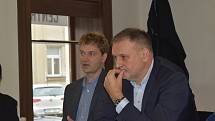 Dusná atmosféra panovala na tiskové konferenci lídrů pětikoalice. Na snímku vpravo Jan Holásek (Rozvíjíme Hradec) a Martin Hanousek (Změna pro Hradec a Zelení).