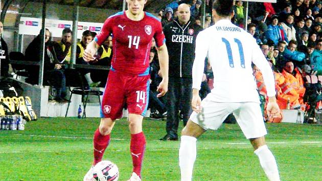 Přátelské fotbalové utkání Česká republika U21 vs. Anglie U21 - Tomáš Holeš (v červeném).