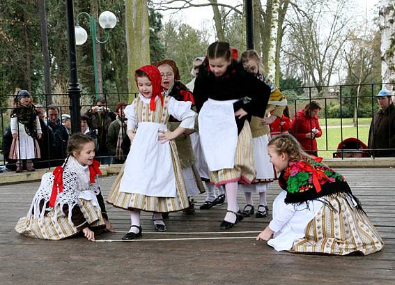 Hradec Králové se definitivně rozloučil se zimou. V Jiráskových sadech se konala již tradiční akce nazvaná Vynášení Smrtholky, kdy dvě zhotovené postavy zimy skončily v Labi a v Orlici.