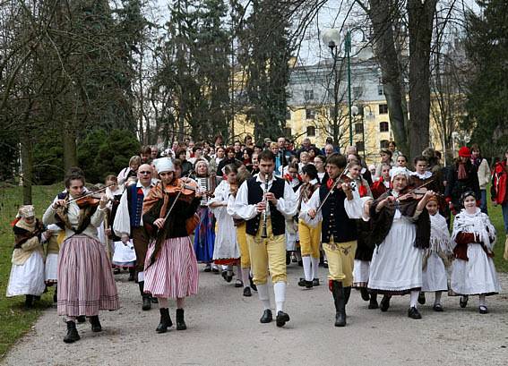 Hradec Králové se definitivně rozloučil se zimou. V Jiráskových sadech se konala již tradiční akce nazvaná Vynášení Smrtholky, kdy dvě zhotovené postavy zimy skončily v Labi a v Orlici.