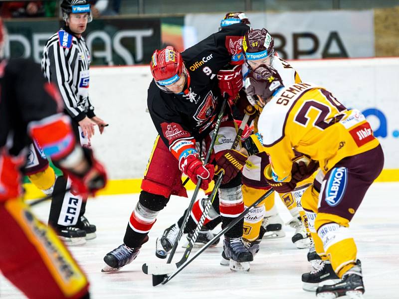 Hokejová extraliga: Mountfield HK - HC Dukla Jihlava.