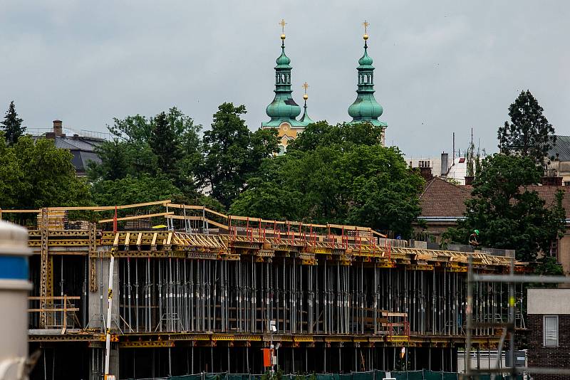 U kongresového centra Aldis v Hradci Králové roste sídlo pojišťovny i hotel. Lávka, která by novou čtvrť propojila s druhým břehem Labe, ovšem stále chybí.