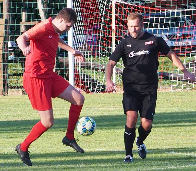 ŠLÁGR. Nechanice (v červeném) ukončily stoprocentní úspěšnost Dobřenicím, když vyhrály na jejich trávníku 2:0.