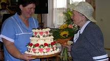 Život bez zbytečného stresu, zdravá strava a nekuřáctví. Takový je recept na dlouhověkost, který nám při páteční oslavě svých 100. narozenin prozradila Růžena Křechová.