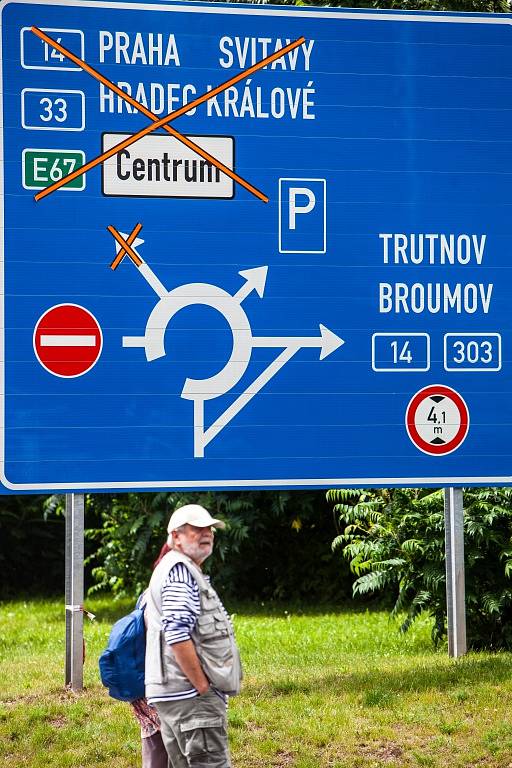 Uzavírka na hlavním silničním tahu do Polska v Náchodě.