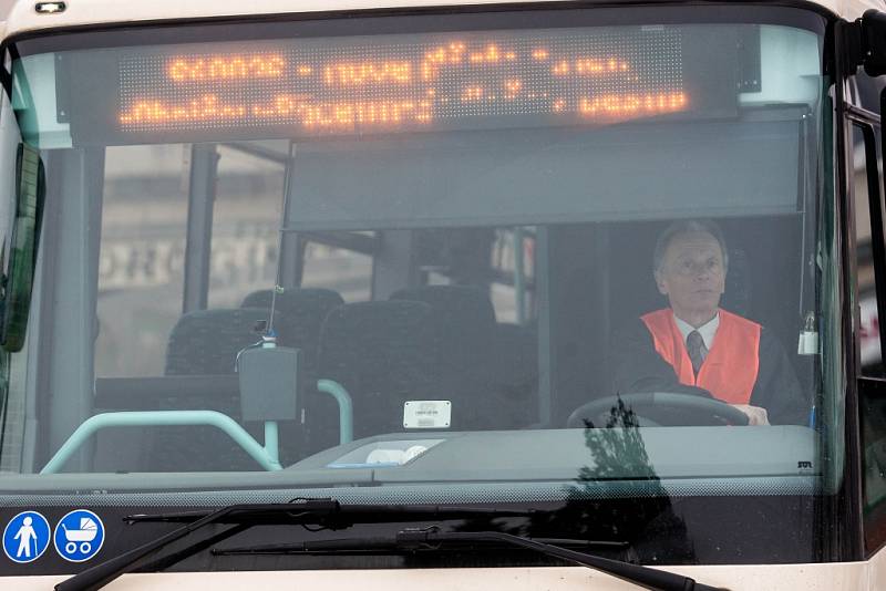 Výstražná akce řidičů autobusů „Vesty pro Hradec“.