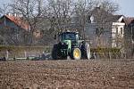 Klíčová část roku pro zemědělství. Řadě podniků ale chybí kvůli válce zkušení ukrajinští pracovníci. Například v hradeckém VH Agroproduktu řeší, kdo roztáhne po polích závlahy zeleniny.