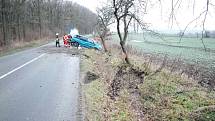 Havárie osobního automobilu mezi Novým Bydžovem a Skochovicemi poblíž odbočky na Lužec nad Cidlinou.