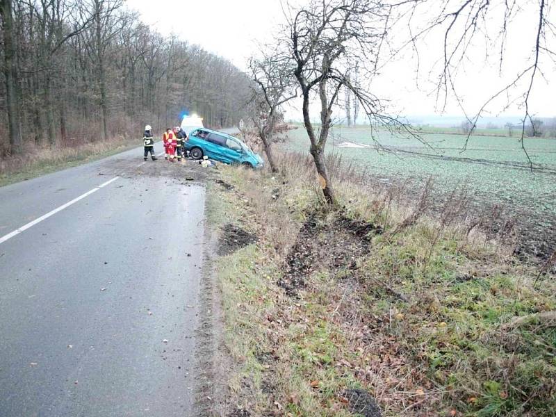 Havárie osobního automobilu mezi Novým Bydžovem a Skochovicemi poblíž odbočky na Lužec nad Cidlinou.