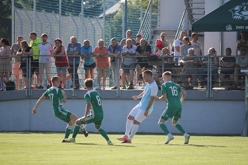 ÚSPĚŠNÁ „KOLAUDACE“. Slavnostní otevření zrekonstruovaného hřiště v Chlumci se po všech stránkách vyvedlo. Nechybělo přestřižení pásky, přípitek, vystoupení mažoretek, ocenění i třetiligový zápas, v němž domácí porazili Bohemians Praha B 1:0.