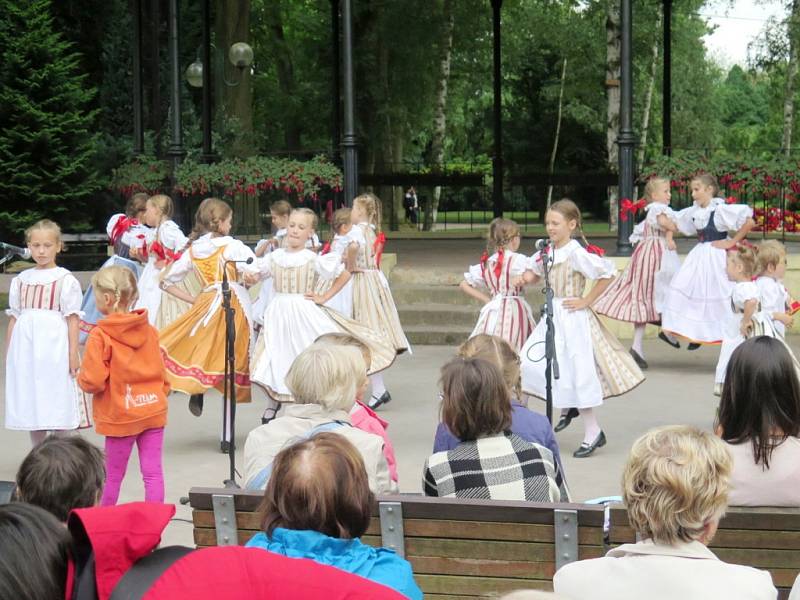 Mezinárodní folklorní festival v královéhradeckých Jiráskových sadech.