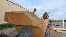 Jedenáctimetrový člun vytesávají dobrovolníci u archeoparku ve Všestarech. Příští rok se vydá na moře.