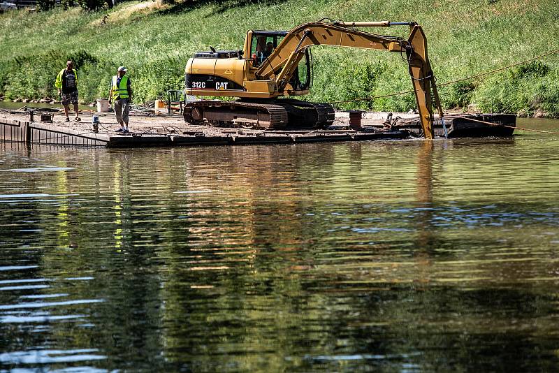 Úprava koryta soutoku u Jiráskových sadů v Hradci Králové.