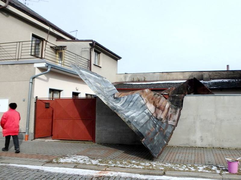 Spadlá střecha v Novém Bydžově.