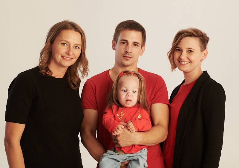 Šárka Procházková s rodinou, které pomáhají Dobří andělé.