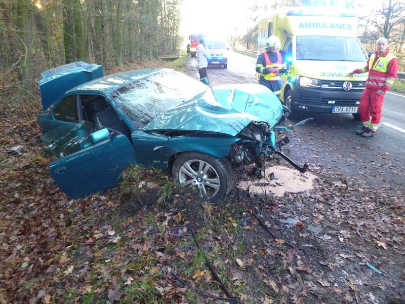 U Třebechovic havarovalo auto, skončilo v lese.