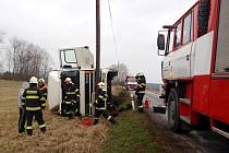 Havárie nákladního vozidla ve Starých Nechanicích.