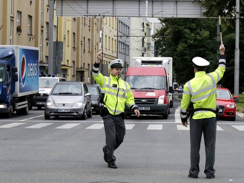 Soutěž dopravních policistů Královéhradeckého a Pardubického kraje v řízení dopravy na křižovatce Střelecké ulice a Gočárovy třídy v Hradci Králové.