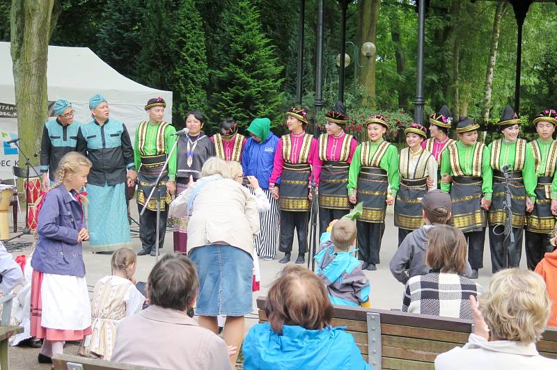 Mezinárodní folklorní festival v královéhradeckých Jiráskových sadech.