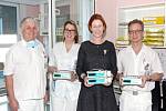 Nadační fond Kolečko daroval nemocnici čtyři přístroje pro infuzní léčbu poraněných dětí.
