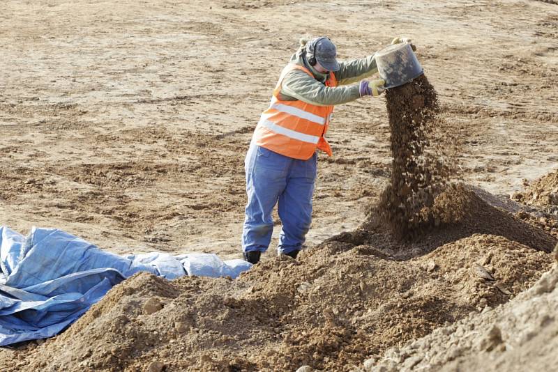 Záchranný arechologický výzkum na staveništi dálnice D11 u Hradce Králové.