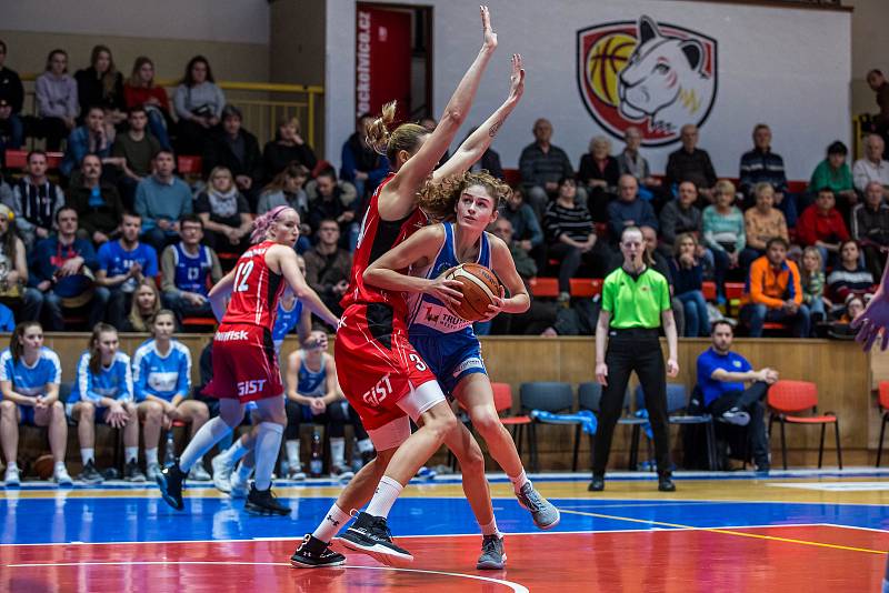 Ženská basketbalová liga: Sokol Nilfisk Hradec Králové - BK Loko Trutnov.