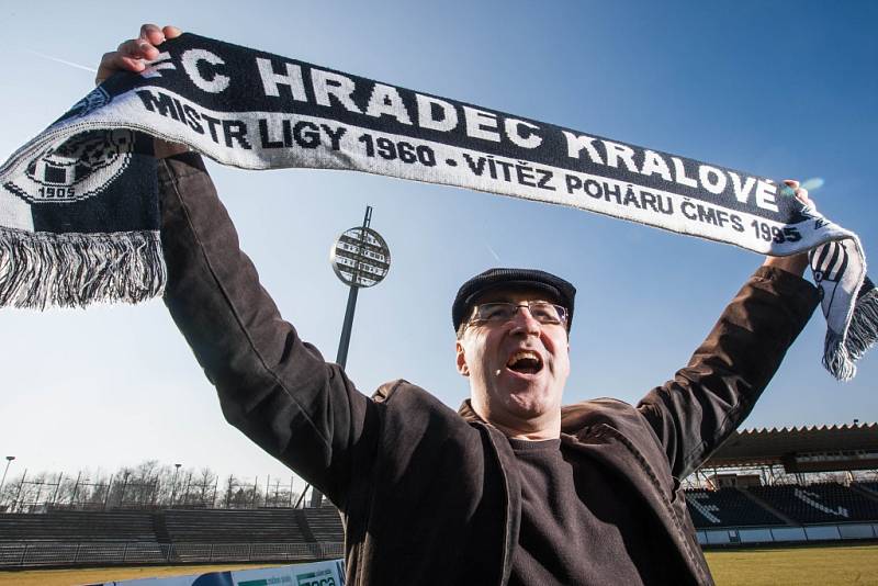 František Řehounek se šálou na královéhradeckém fotbalovém stadionu.