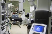 Robot pomáhá při operacích.