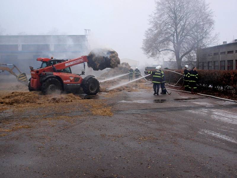 Požár uskladněné slámy v Novém Bydžově.