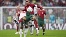 Portugalec Cristiano Ronaldo (vpředu) v souboji se Švýcarem Granitem Xhakou.