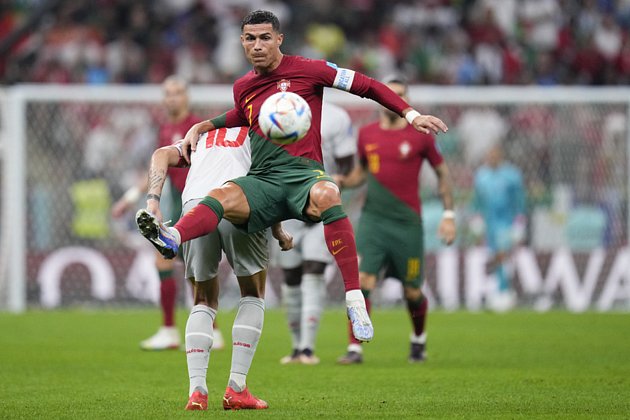 Portugalec Cristiano Ronaldo (vpředu) v souboji se Švýcarem Granitem Xhakou.