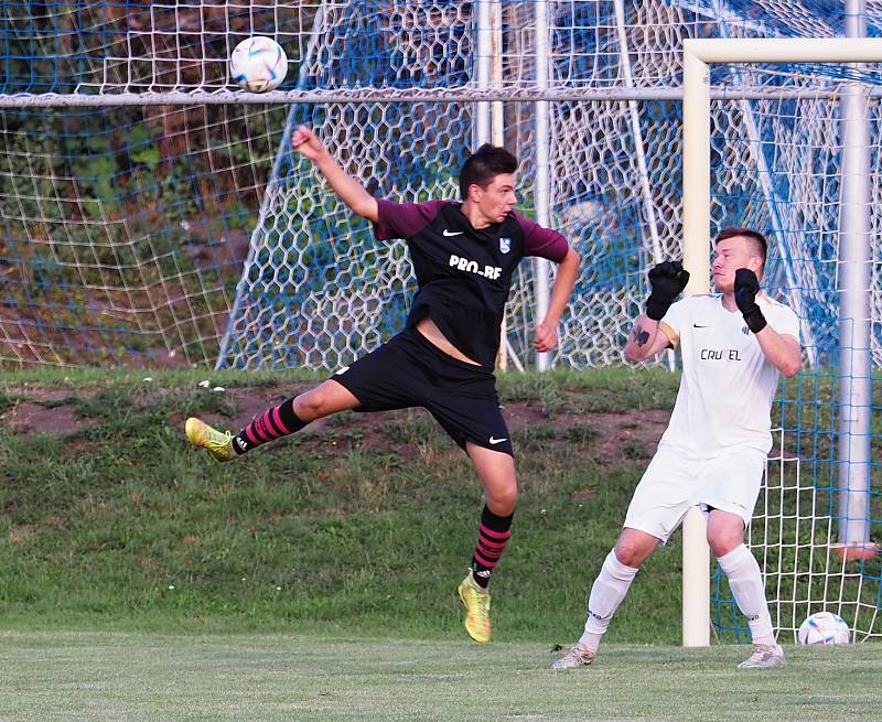 ŠLÁGR OKRESNÍHO PŘEBORU. Fotbalisté Prasku (v tmavém)  v souboji o čelo tabulky porazili Roudnici B 1:0.