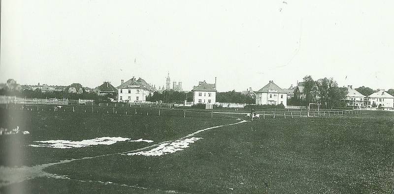 Zaniklé hřiště na místě dnešní ul. Albertova v Hradci Králové (pohled k Vrchlického ulici, jedná se o rok 1923).