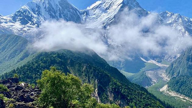 Pavlína Adam s kamarádkou Sarah se staly vůbec prvními ženami (a Pavlína prvním člověkem z Česka), které tento 1700 km dlouhý a náročný trek přes Himálaj prošly samy a bez jakékoliv podpory.