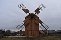 Repliku větrného mlýnu z Librantic postavili sekerníci v Podorlickém skanzenu v Krňovicích na Hradecku.