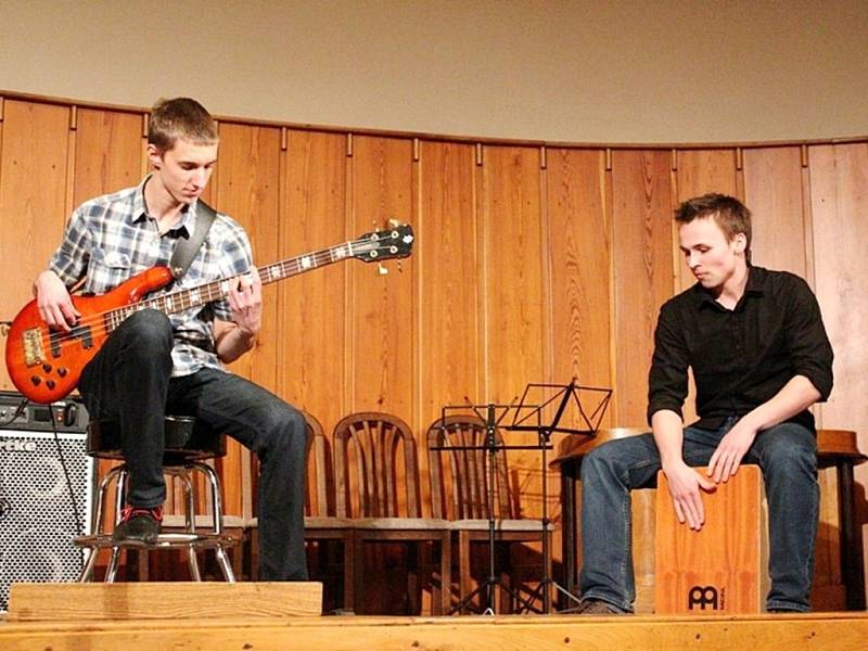 Koncert Střezina GALA hudebního oboru hradecké ZUŠ v přednáškovém sále Muzea východních Čech.