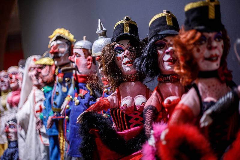 Tvorbu Marka Zákosteleckého mapuje souborná výstava loutek, kostýmů a scénografie v Muzeu východních Čech v Hradci Králové.