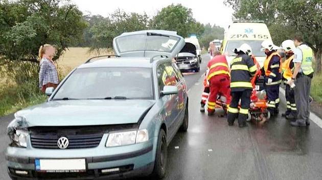 Nehoda tří automobilů na silnici I/35 u Holic.