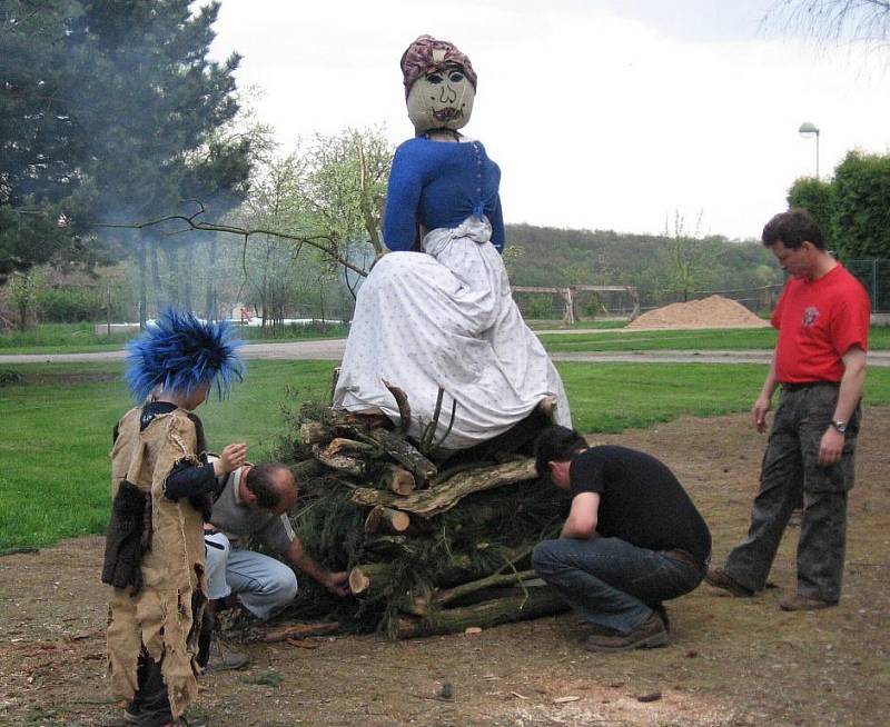 Čarodějnice se pálily v Sověticích v pátek 30. dubna 2010.