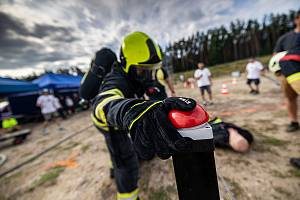Trať závodu Hradecký Combat Challenge byla na netradičním povrchu – směsi písku a kamení. Závod hasičů se konal v sobotu jako součást doprovodného programu závodu Gladiator Race.