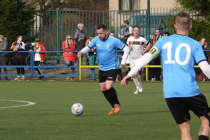 Krajský přebor: Police nad Metují (v bílém) - Solnice 0:2