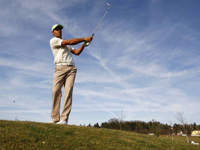 Atlet Roman Šebrle pod vedením Davida Cartera při tréninku na cvičném odpališti Park Golf v Hradci Králové.