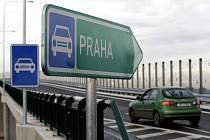 ČESKÝ UNIKÁT. Opatovická dálniční křižovatka patří k největším ve střední Evropě. Budovala se tři roky, s jejímí třetím patrem, nyní pouze naznačeným, se bude pokračovat příští rok. 