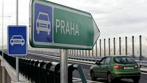 ČESKÝ UNIKÁT. Opatovická dálniční křižovatka patří k největším ve střední Evropě. Budovala se tři roky, s jejímí třetím patrem, nyní pouze naznačeným, se bude pokračovat příští rok. 