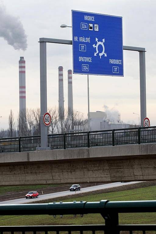 ČESKÝ UNIKÁT. Opatovická dálniční křižovatka patří k největším ve střední Evropě. Budovala se tři roky, s jejímí třetím patrem, nyní pouze naznačeným, se bude pokračovat příští rok. 