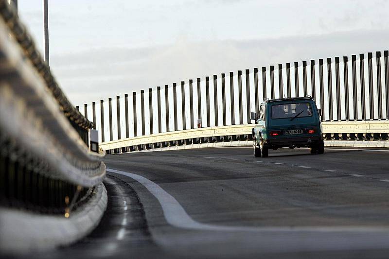 ČESKÝ UNIKÁT. Opatovická dálniční křižovatka patří k největším ve střední Evropě. Budovala se tři roky, s jejímí třetím patrem, nyní pouze naznačeným, se bude pokračovat příští rok. 