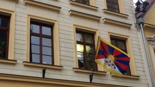Tibetská vlajka na budově rektorátu Univerzity Hradec Králové.