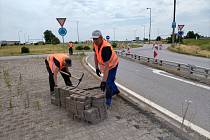 Práce začaly instalací dopravních opatření a rozebíráním ostrůvků.