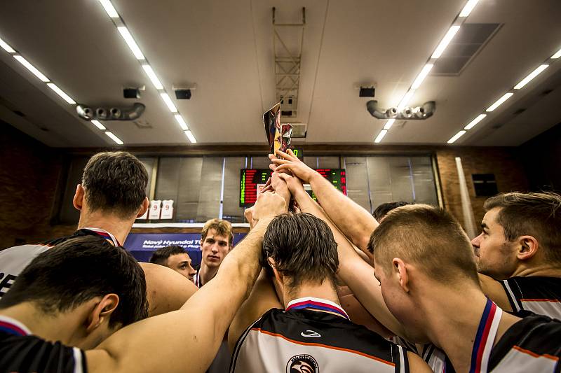 Hradec Králové (v bílém) vs. Pardubice 92:90. Královští sokoli mohli ihned po skončení duelu o bronz slavit.