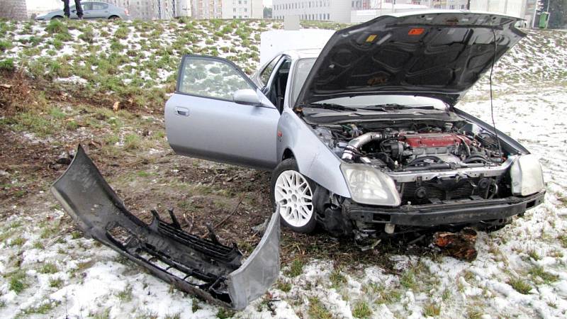 Havárie osobního automobilu ve Zborovské ulici v Hradci Králové.